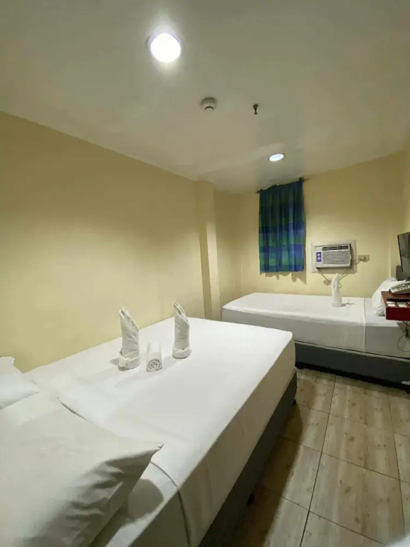 OYO 912 Fb Suites