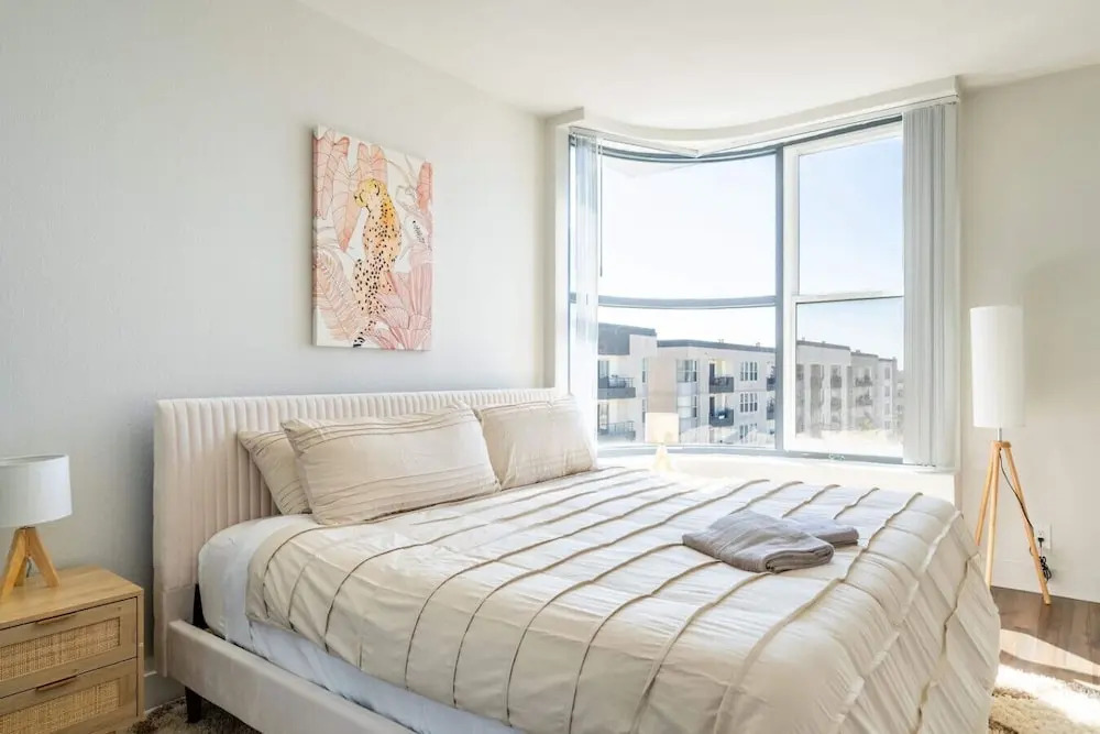 Sleek Marina Den, Central, Gym, Pool, King Bed