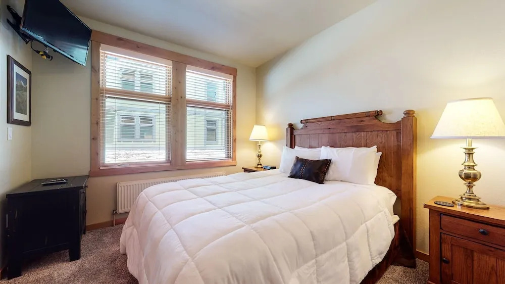 Solstice 11 Amazing Location on Golf Course, Heated Garage, Private Washer Dryer by RedAwning