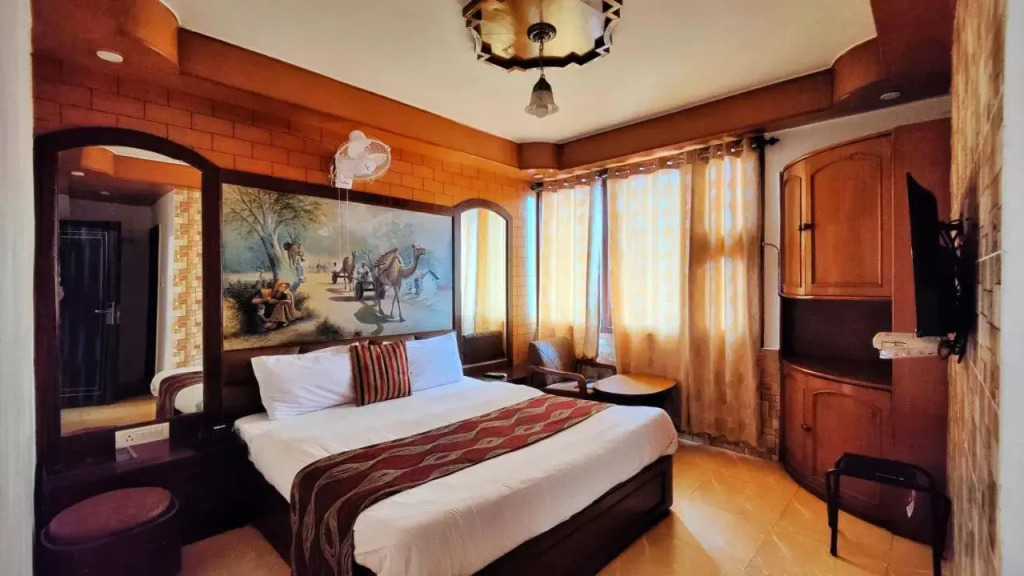 Hotel Auckland - Near Mall Road