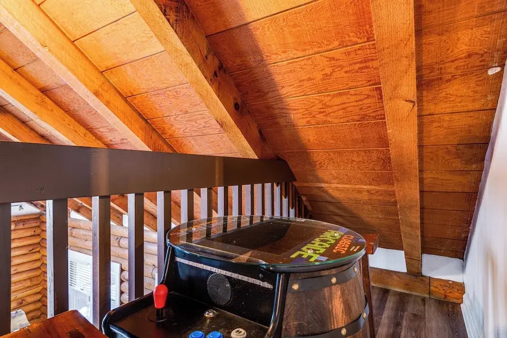 Artful Craftsman by Avantstay Sleeps 12 Hot Tub, Firepit, and Pond Gatlinburg + National Parks