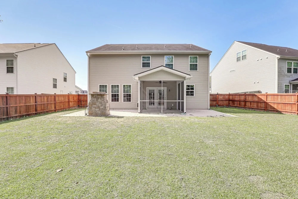 Pet-friendly Ladson Home: 23 Mi to Charleston!