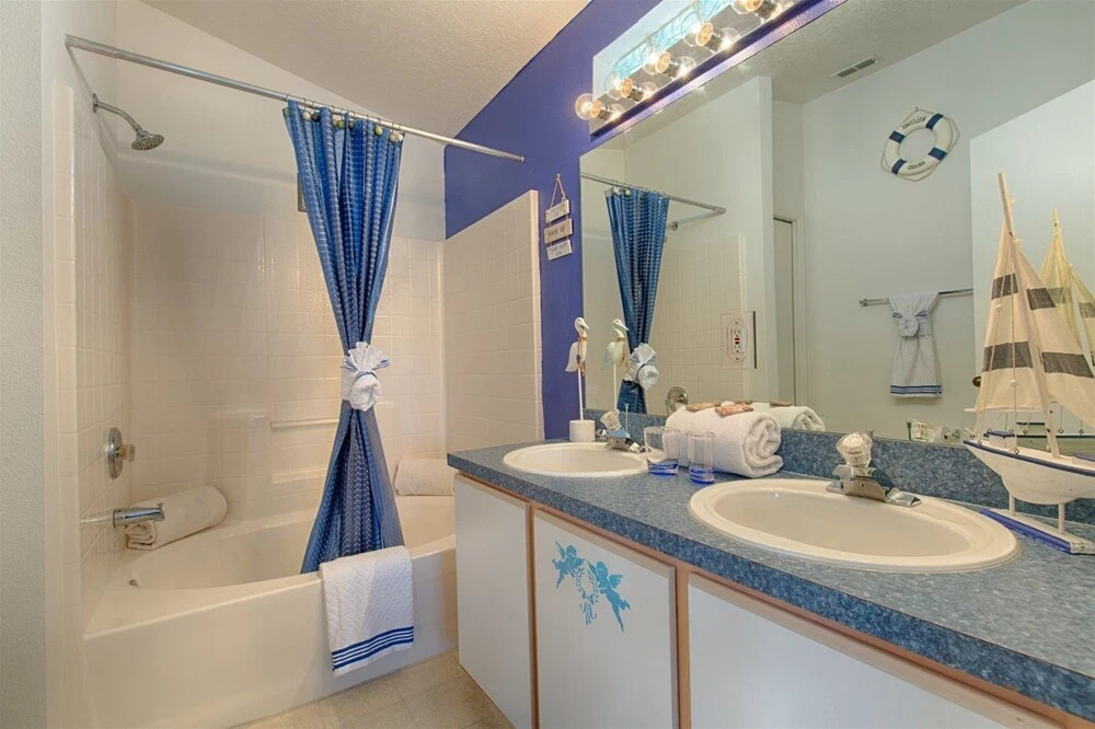 Newly Refurbished 4 bed With Themed Children`s Rooms With Free Pool Heat