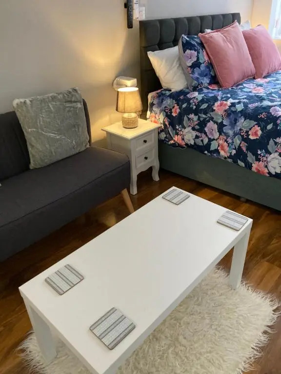Beechfield House Modern studio self-contained unit with free WiFi and Parking and kitchen area 4m from city centre and castle