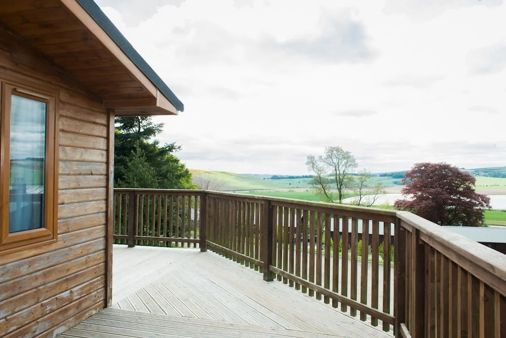 Woodpecker Lodge with Hot Tub