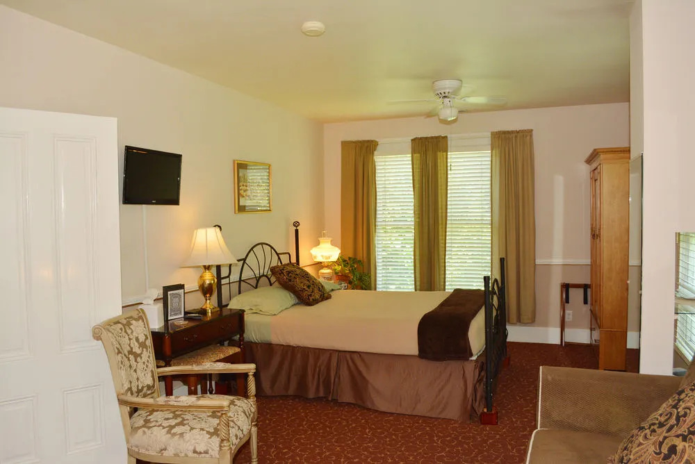 Deer Creek Inn