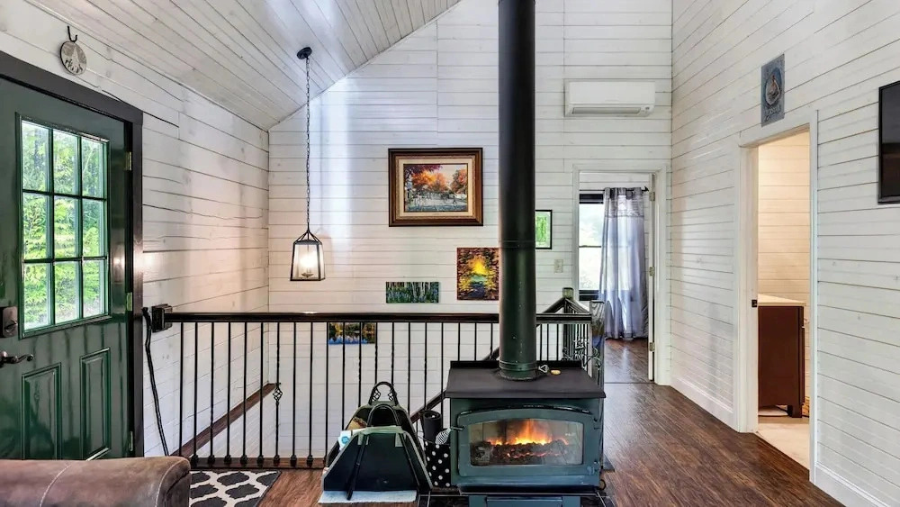 The Hearthwood by Avantstay Cozy Cabin + Bunks Screened Porch + Firepit Table + Grill Mins to Waterfalls + Brevard