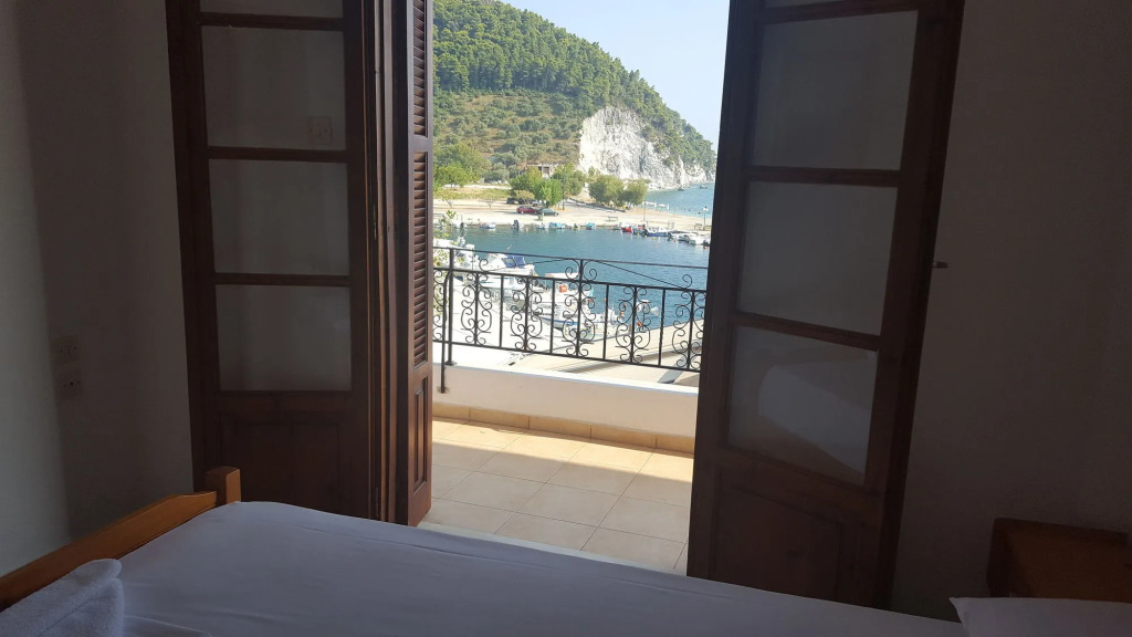 Mantos Rooms