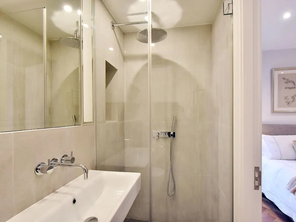 Plush Apartment in London near Piccadilly Circus and Chanel