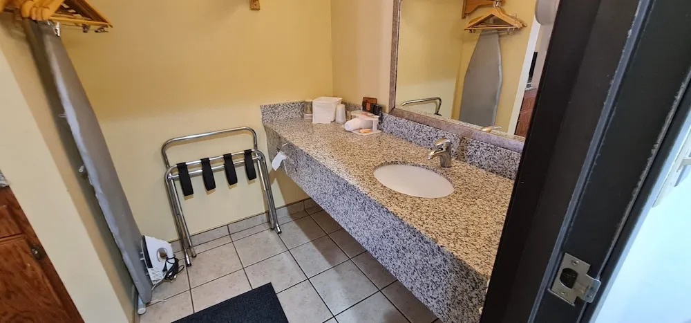 Oakridge Inn & Suites