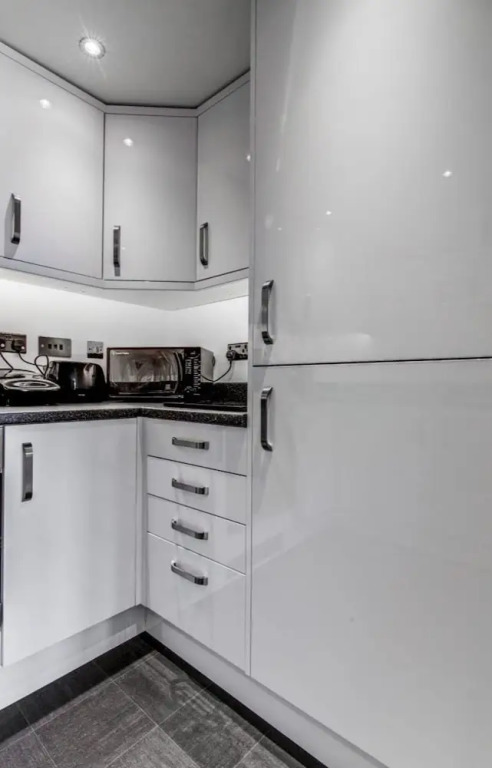 Clean, Bright 2BR Manchester Flat for 4