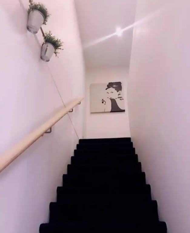 Modern Classy 3 lv Townhouse with WIFI