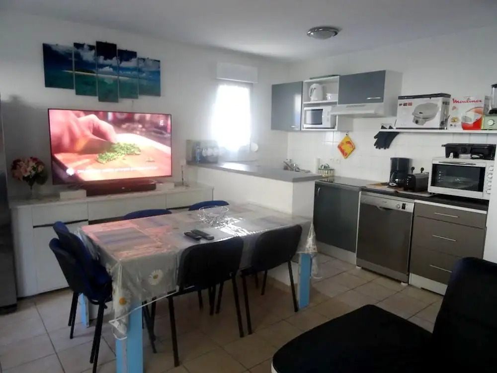 Apartment With 2 Bedrooms in Villeneuve-lès-avignon, With Pool Access,