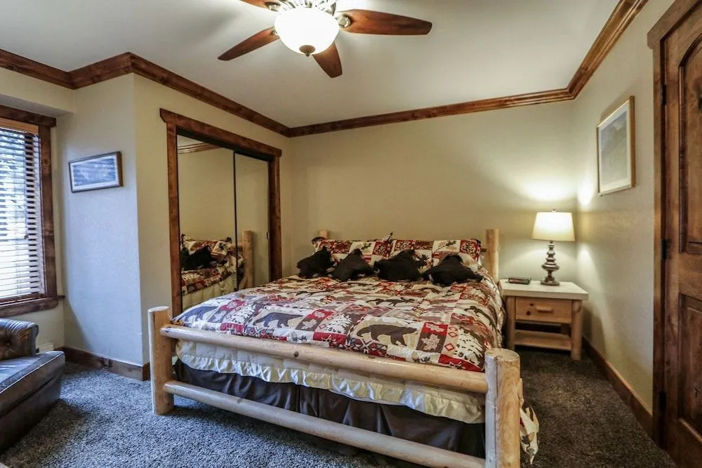 Horizons 4 166 Updated Upstairs Unit with Private Washer Dryer, Walk to Town, On Shuttle Route to Lodges by RedAwning