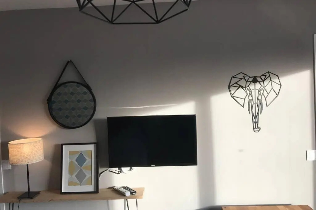 POILUS : Studio neuf avec PARKING