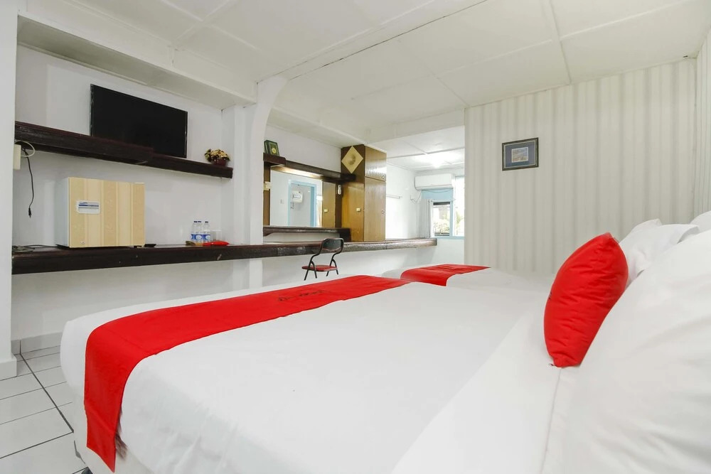 RedDoorz near Pelabuhan Tanjung Pandan Belitung