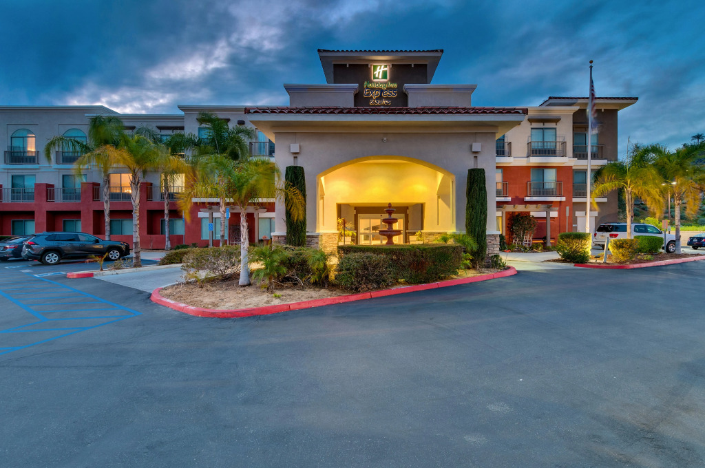Holiday Inn Express Hotel & Suites Lake Elsinore by IHG