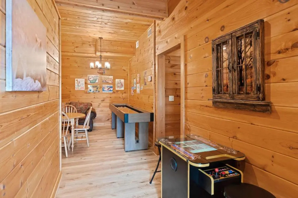 Mountain view 5 bdrm Gatlinburg Cabin near downtown Arts