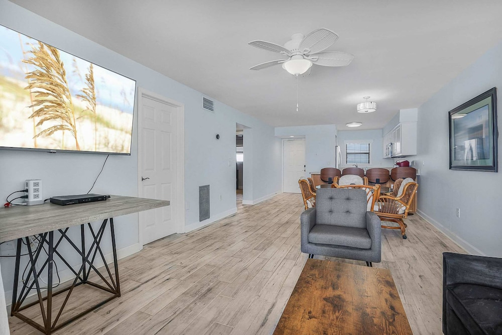 Seaside Beach 3902- 2 BR Direct Beachfront Condo With Pool Sauna Amazing Ocean View Balcony