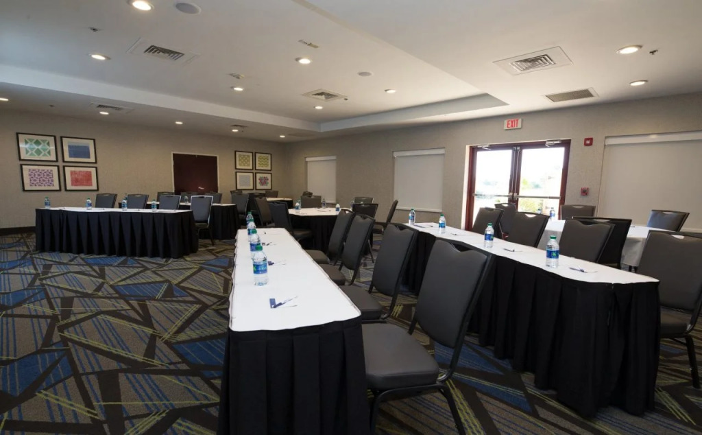 Holiday Inn Express Hotel & Suites Clinton by IHG