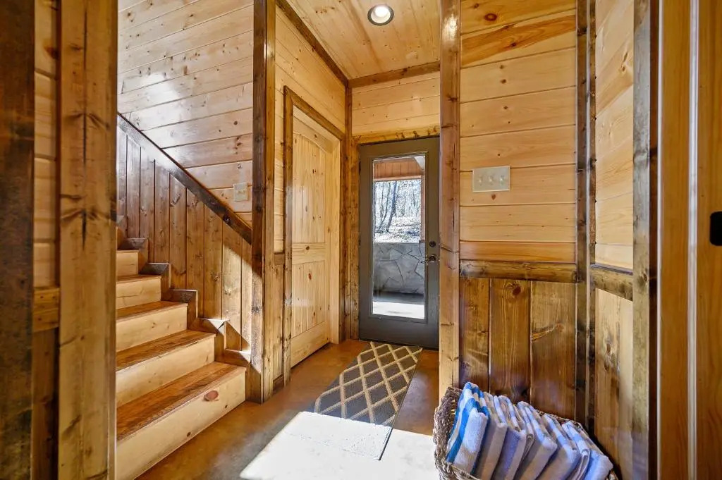 Over The Edge, 3 King w Ensuite Bath, Hot Tub, Fire Pit, Pet Friendly