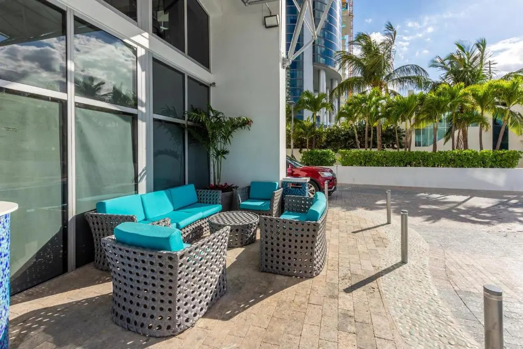 Marenas Resort Sunny Isles 25 Floor Ocean view 1/1