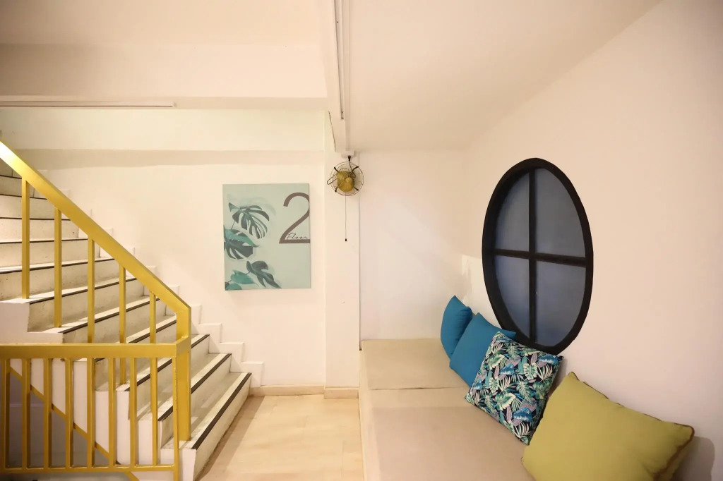 Js Cafe and Poshtel