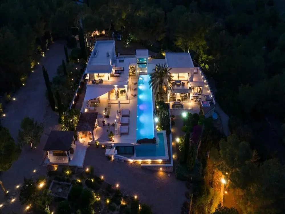 Holiday Home With Stunning Infinity Pool