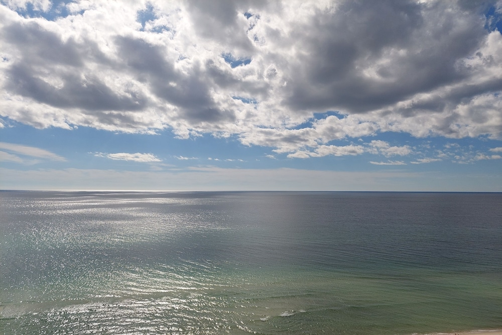 Stay at The Salty Palm! 2BR 1.5ba Sleeps 7