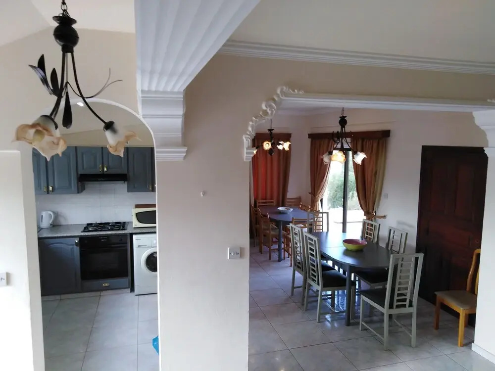 Huge ! Lovely! Private! Villa in The Heart Of Coral Bay! Car Not Essential !
