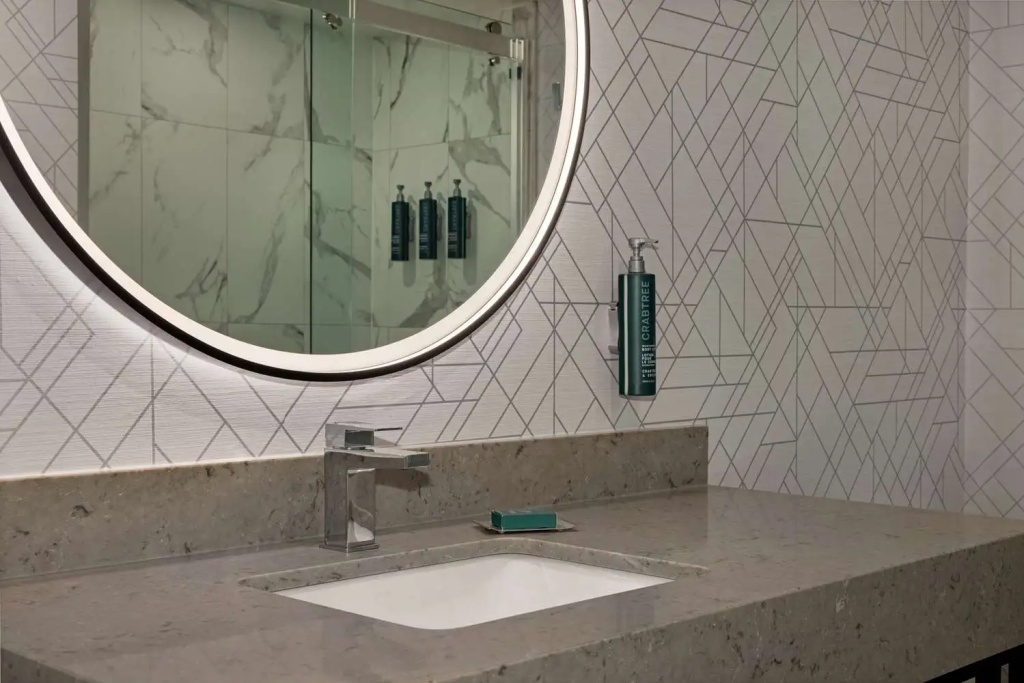 DoubleTree by Hilton Kingston - Newly Renovated