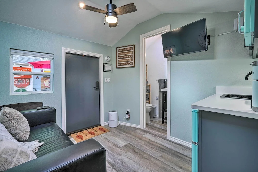 3 Mi to San Antonio Zoo: Bright Texas Cottage!