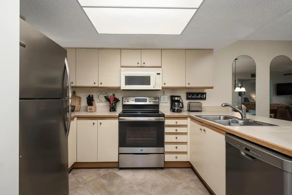 Ocean Village Club E15