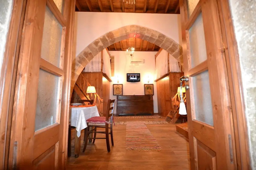 Villa Patitiri Traditional House with hot tub