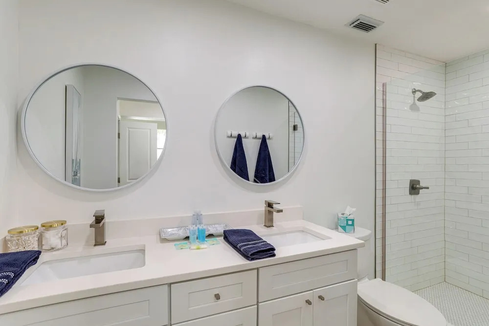 Sunny St Pete Getaway With Shared Pool & Hot Tub