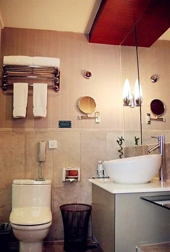 Universal House Grand Romance Hotel