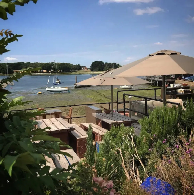 Coastal Retreat for 10 With Hot Tub