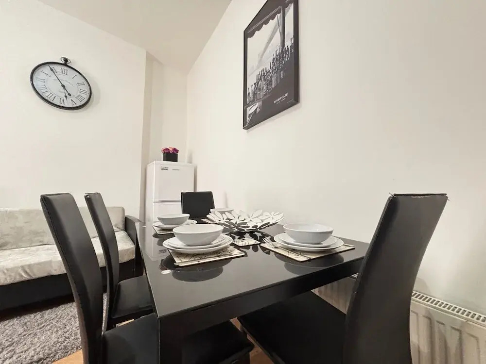 4 Beds-sleeps 8-central-office Space