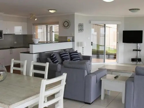 1 'The Clippers' 131 Soldiers Point Road - fabulous waterfront unit