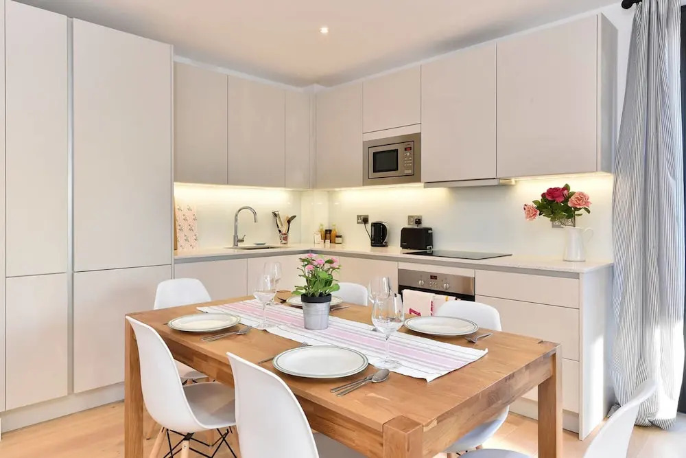 Bright, Spacious 2 bed Flat in Battersea, Sleeps 6