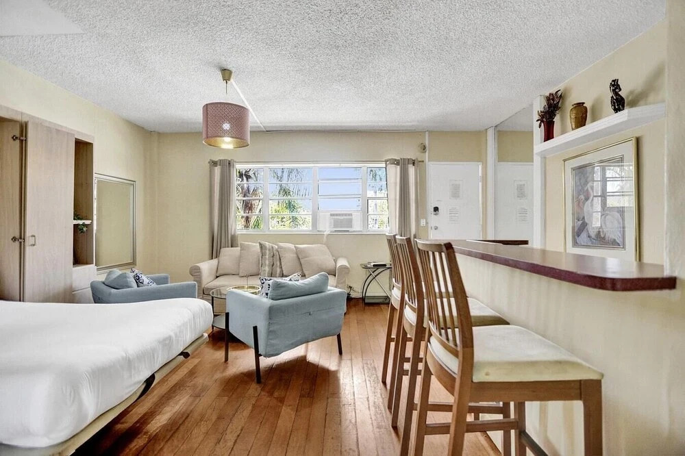 Lovely 2br/1bath, Hallandale Beach, Outdoor Pool & Free Parking!