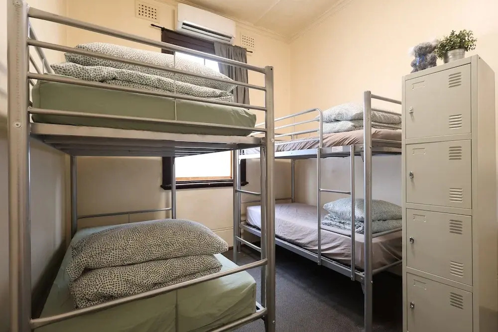 Emu Backpackers Perth - note - Valid Passport required for check in