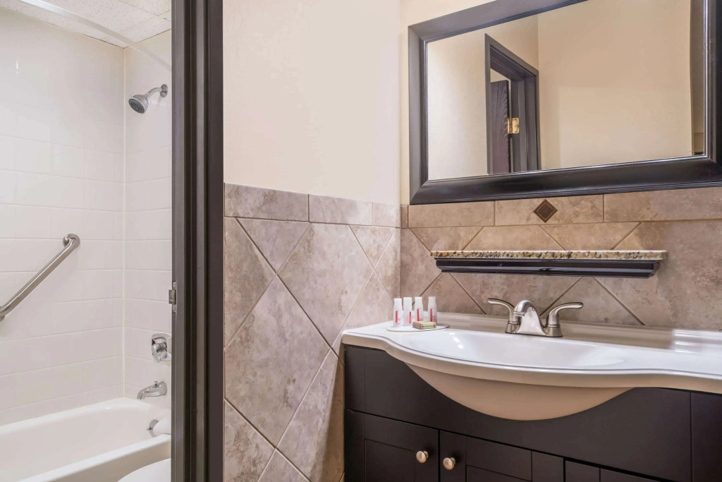 Ramada by Wyndham Minneapolis Golden Valley