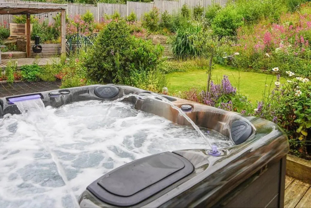 Five Acres house with hottub bbq pool table