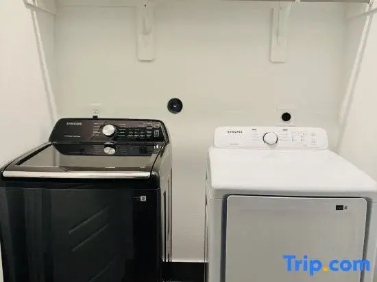 Quiet stylish home close to downtown and airport