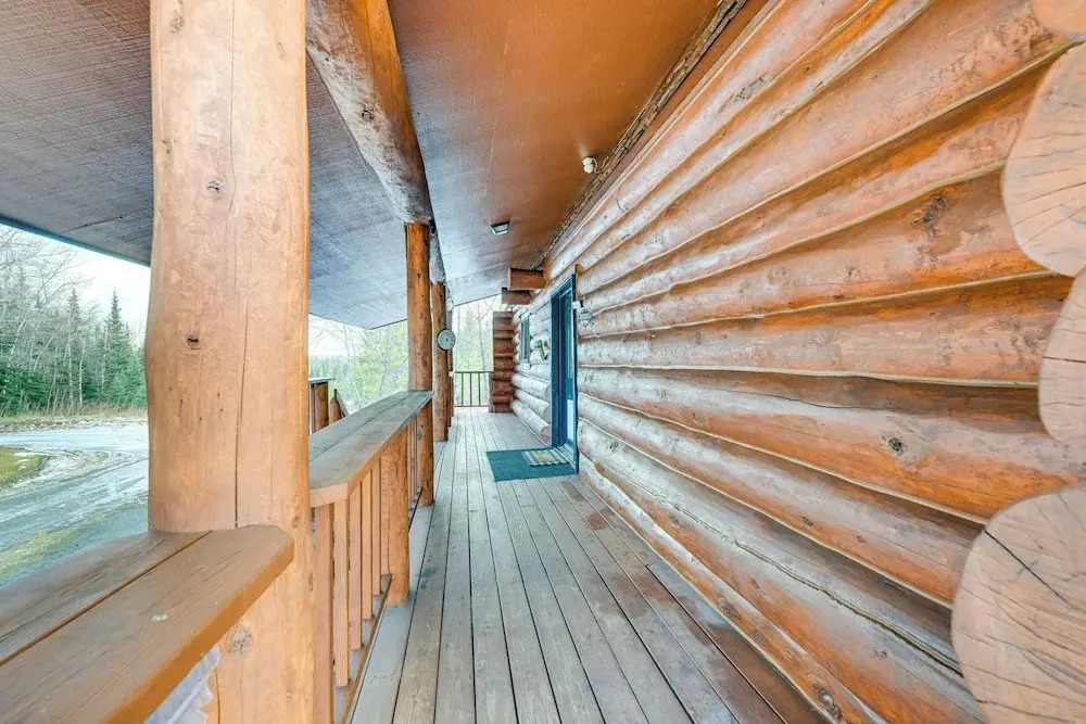 < 1 Mi to Kenai River: Spacious Cabin w/ Deck!