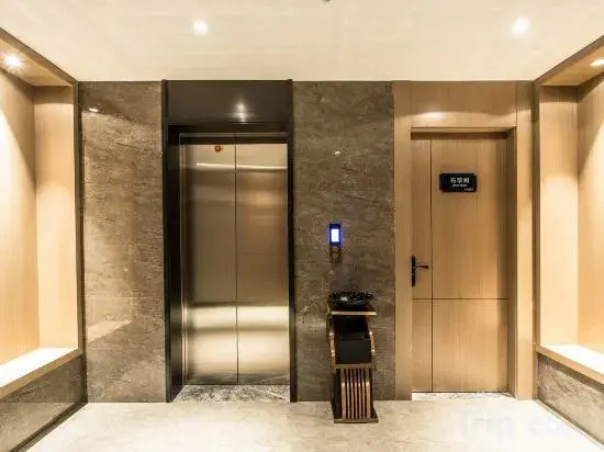 Yizhe Hotel (Nanning Dashatian Jianshe Road Subway Station Store)