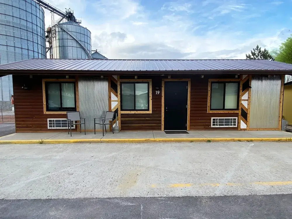Hansen Inn & Cabins