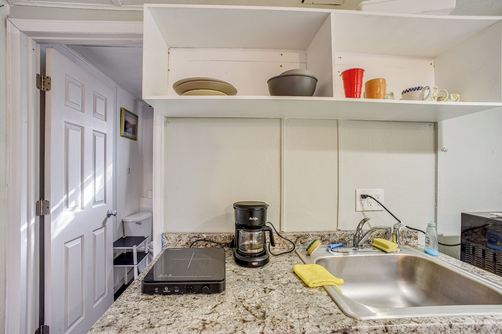 < 1 Mi to Downtown! Old North End Studio w/ Patio