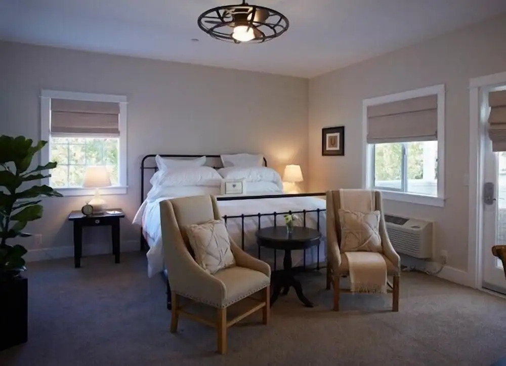 SummerWood Inn